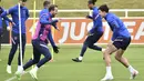 Penyerang Inggris, Harry Kane (kiri) dan bek Harry Maguire melakukan peregangan selama sesi latihan di St George's Park, Burton upon Trent, Inggris, Senin (28/6/2021). Inggris akan bertanding melawan Jerman pada babak 16 besar Euro 2021 di Stadion Wembley. (AP Photo/Rui Vieira)