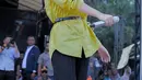 Gaya manggung simpel chic dari Happy Asmara. Ia mengenakan kemeja kuning lengan panjang dipadunya mengenakan celana panjang hitam dan belt kecil berwarna hitam yang manis. [Foto: Instagram/happy_asmara77]