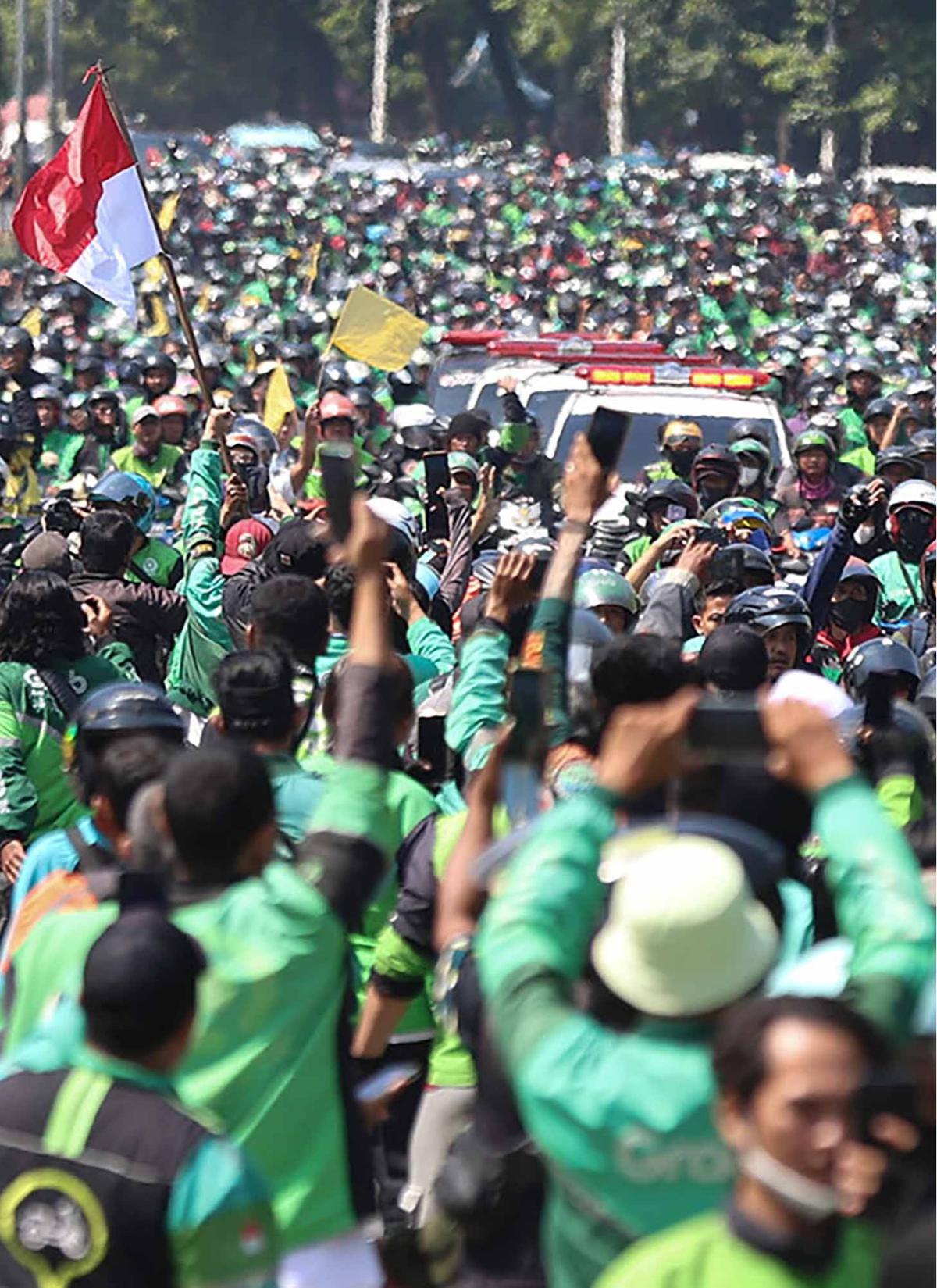 FOTO: Ribuan Ojol Antar Kepergian Affan ke Peristirahatan Terakhir