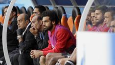 Striker Mesir, Mohamed Salah, tampak tegang saat menyaksikkan pertandingan antara Mesir kontra Uruguay pada laga Piala Dunia di Stadion Ekaterinburg, Jumat (15/6/2018). Mohamed Salah tidak dimainkan karena masih cedera. (AP/Mark Baker)