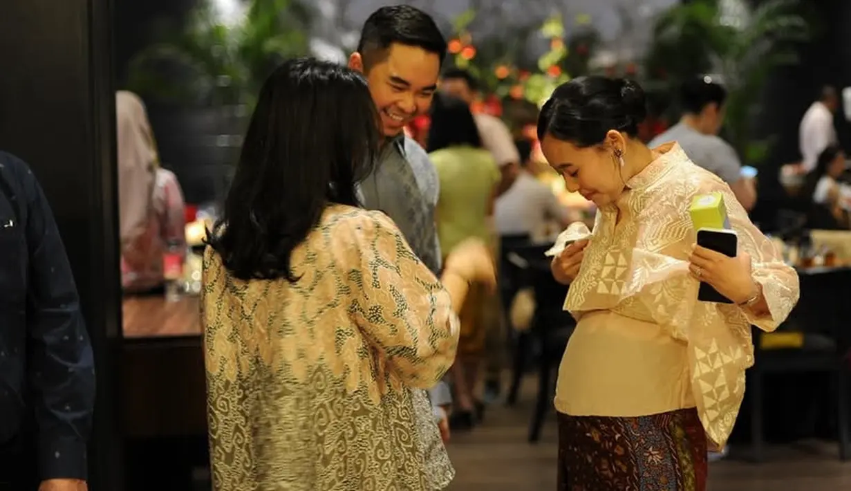 Kebaya tersebut dipadukan dengan bawahan kain batik warna gelap. Tampak Dhika pun memamerkan baby bumpnya. [@ferrysal1m]