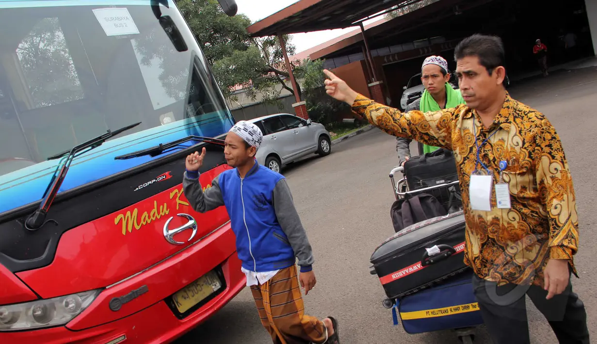 Sebanyak 370 warga Indonesia tiba di Bandara Soekarno-Hatta, Tangerang, Selasa (14/4/2015). Setibanya di tanah air, ratusan WNI langsung dipulangkan pihak Kementerian Luar Negeri ke daerahnya masing-masing. (Liputan6.com/Helmi Afandi)