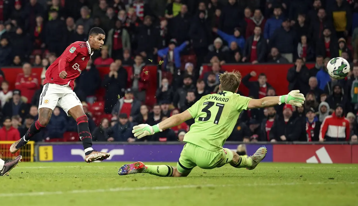 Marcus Rashford menjadi pemain Manchester United yang tambah gemilang di bawah asuhan Erik Ten Hag. Ia benar-benar menjadi mesin gol Setan Merah dengan mencetak 15 gol dan 6 assist dalam 25 penampilannya pada musim ini. Marcus Rashford juga telah mencetak gol dalam 8 pertandingan berturut-turut di Old Trafford, atau terbanyak dari pemain mana pun dalam sejarah. (AP Photo/Dave Thompson)
