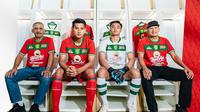 Para pemain mengenalkan jersey ketiga Persebaya. (Istimewa)