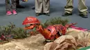 Tampak robot Dinosaurus buatan anak – anak yang mengikuti olimpiade sains di La Paz, Bolivia,  Senin (10/8/2015).  Robot – robot dibuat dari barang – barang bekas atau daur ulang. (REUTERS/David Mercado)
