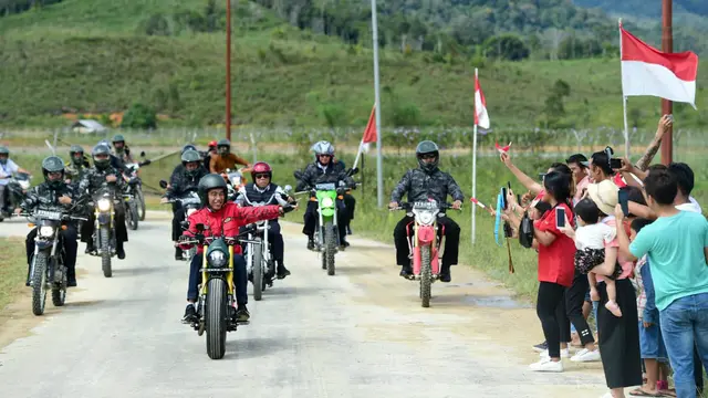 Presiden Jokowi menyusuri jalan perbatasan trans-Kalimantan yang terletak di Kecamatan Krayan, Kabupaten Nunukan, Provinsi Kalimantan Utara, Kamis (19/12/2019). (foto: Biro Pers Setpres)