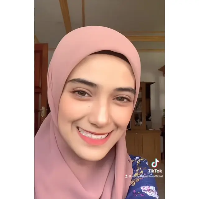 Kerap Ditanya Netizen, Ini 6 Potret Nadya Mustika Pamer Senyum Kelihatan Gigi