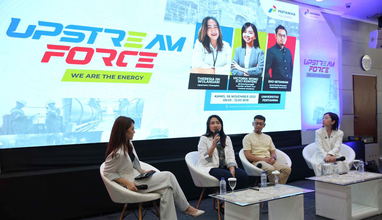 Upstream Champion, Theresia lin Wulandari (kedua kiri) saat menjawab pertanyaan peserta pada gelaran “Upstream Force We Are The Energy” di Auditorium Gedung Griya Legita, Lantai 3 Universitas Pertamina, Jakarta, Kamis (6/11/2025). (Fimela.com/Adrian Utama Putra)