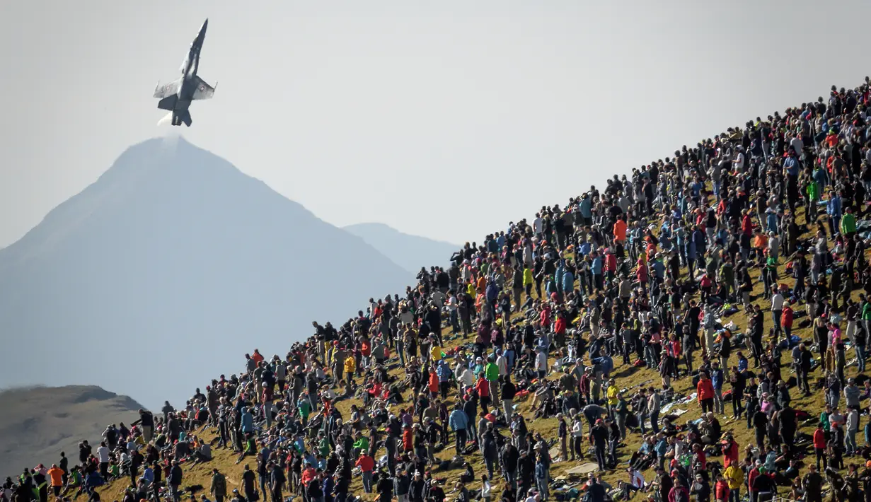 Jet tempur F/A-18 Hornet melakukan atraksi di atas penonton selama demonstrasi penerbangan Angkatan Udara Swiss di Axalp, 10 Oktober 2018. (Photo by Fabrice COFFRINI / AFP)