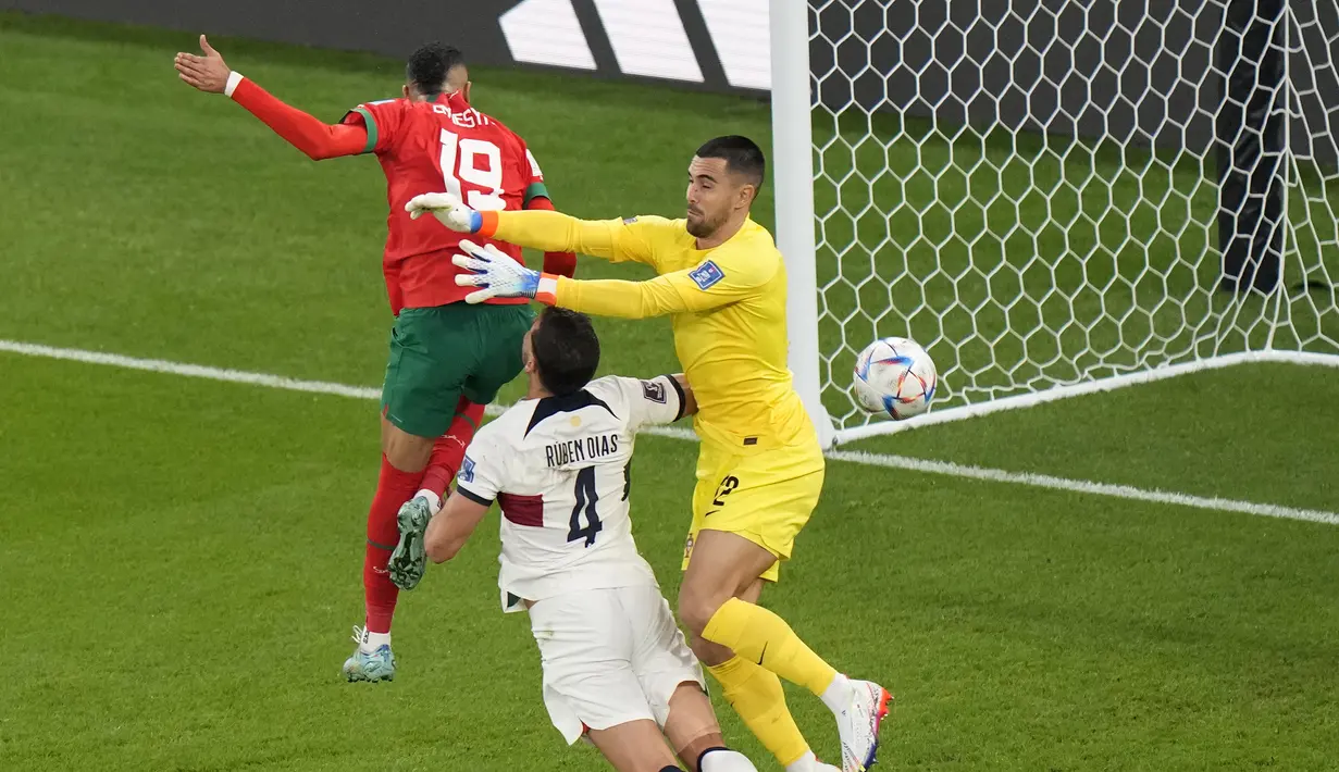 Maroko akhirnya mampu mengungguli Portugal pada menit ke-42. Gol dicetak oleh Youssef En-Nesyri lewat tandukan kepala usai memanfaatkan umpan Yahia Attiyat Allah. (AP/Luca Bruno)