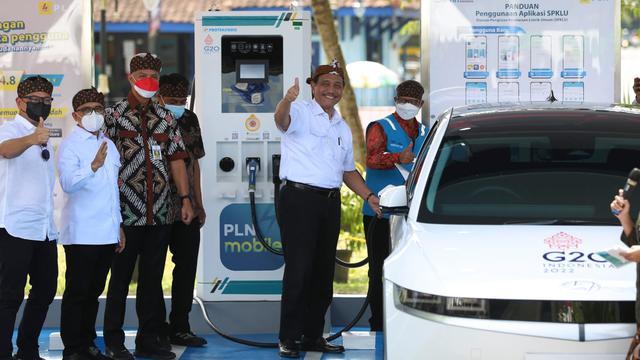 Menko Luhut meresmikan stasiun pengisian kendaraan listrik umum (SPKLU)  PT PLN (Persero) di Candi Borobudur dan Candi Prambanan