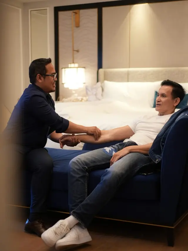Marcelino Lefrandt menjalani skin test untuk mengecek kondisi kesehatan kulit. (Foto: Dok. Tim Niance)