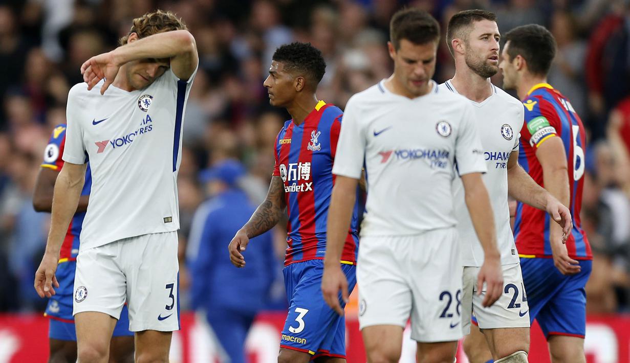 Para pemain Chelsea tampak lesu usai ditaklukkan Crystal Palace pada laga Premier League di Stadion Selhurst Park, Sabtu (14/10/2017). Crystal Palace menang 2-1 atas Chelsea. (AFP/Ian Kington)