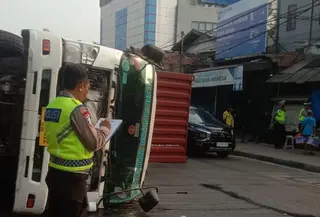 Kecelakaan lalu lintas melibatkan truk kontainer terjadi di Jalan Latumenten, dekat turunan layang Jembatan Dua, Tambora, Jakarta Barat, Rabu (30/9/2026) sekitar pukul 05.30 WIB.