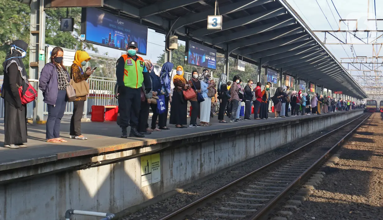 Calon penumpang KRL Commuter Line antre menunggu kedatangan kereta di Stasiun Bekasi, Selasa (5/5/2020). Pihak Stasiun Bekasi menerapkan jaga jarak antar penumpang, membatasi jumlah penumpang hingga 50% dan membatasi jam operasional dari pukul 06.00 hingga 18.00. (Liputan6.com/Herman Zakharia)