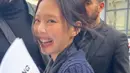 Tas yang sama juga dikenakan Jennie saat berbagi tanda tangan di Paris dengan kembali kenakan knitwear [@bpink.styles]