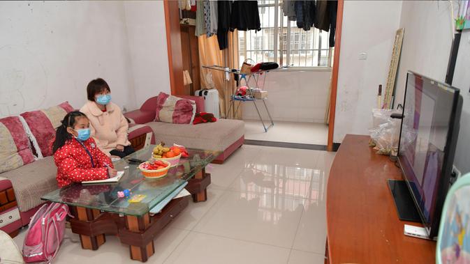 Siswa Sekolah Dasar, Gao Yingyan mengikuti kelas daring (online) di rumahnya di Nanchang, Provinsi Jiangxi, 10 Februari 2020. Karena sekolah-sekolah di China diwajibkan menunda permulaan semester, para siswa di Provinsi Jiangxi didorong belajar di rumah dengan berbagai cara. (Xinhua/Peng Zhaozhi)