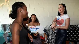 Penyanyi Katy Perry berbincang dengan sejumlah mahasiswa di dalam kamar asrama mereka di Universitas Nevada, Las Vegas, dalam usahanya menggalang dukungan untuk capres AS Hillary Clinton, Sabtu (22/10). (David Becker/Getty Images/AFP)