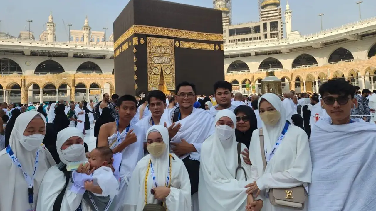 Lesti Kejora ibadah umrah