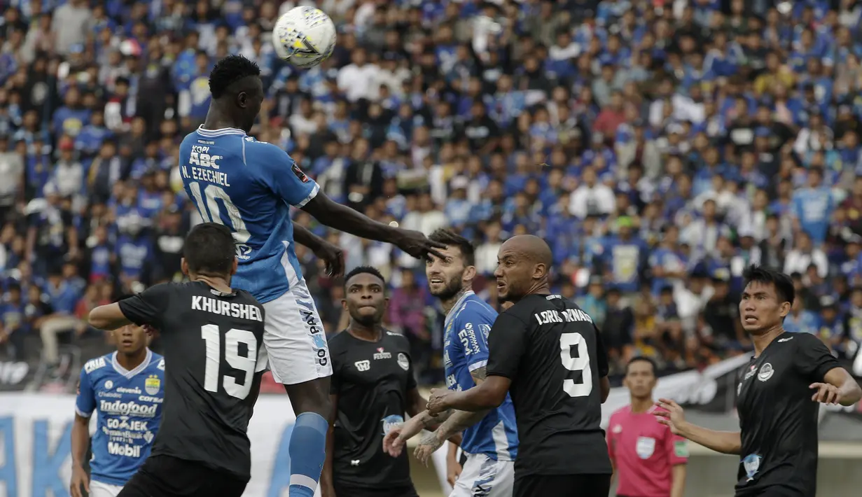 Striker Persib Bandung, Ezechiel N'Douasel, menyundul bola saat melawan TIRA Persikabo pada laga Piala Presiden 2019 di Stadion Si Jalak Harupat, Bandung, Sabtu (2/3). Persib kalah 1-2 dari TIRA. (Bola.com/Yoppy Renato)