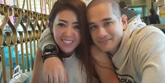 Okan Kornelius kini telah resmi menjadi suami dari Lee Sachi. Tepat pada 10 Februari 2018 lalu keduanya menikah di kawasan Ancol, Jakarta Utara. Setelah menikah lebih dari sebulan, begini kemesraan keduanya. (Foto: Instagram)