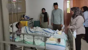 Gus Ipul Jenguk Korban Kebakaran Rumah Makan Padang, Beri Santuan Rp 5 Juta