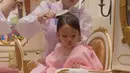 Tak hanya pakainnya, Claire juga dindadani bak Princess Anna dari wajah, hiasan rambut dan kuku di salah satu salon. [Instagram/shandyaulia]