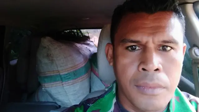 Kopda Manuel, seorang anggota TNI yang juga berprofesi sebagai sopir angkot.(Liputan6.com/Ahmad Akbar Fua)