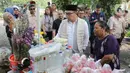 Mengawali hari pertama kampanye Pilkada Jakarta 2024, Ridwan Kamil-Suswono (RIDO) berziarah ke makam sejumlah tokoh Jakarta. (Liputan6.com/Herman Zakharia)