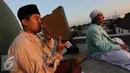 Proses penglihatan hilal dengan cara tradisional di salah satu pondok pesantren di Kembangan, Jakarta, Kamis (16/7/2015). Mereka menggunakan alat bernama Rubu yang berbentuk seperempat lingkaran untuk melihat hilal. (Liputan6.com/Helmi Afandi)
