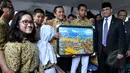 Mendikbud, Anies Baswedan (kanan) bersama para siswa usai upacara Hardiknas di Jakarta, Sabtu (2/5/2015). Anies meminta Hardiknas dijadikan momentum merefleksikan gagasan tokoh pendidikan nasional Ki Hajar Dewantara. (Liputan6.com/Johan Tallo)