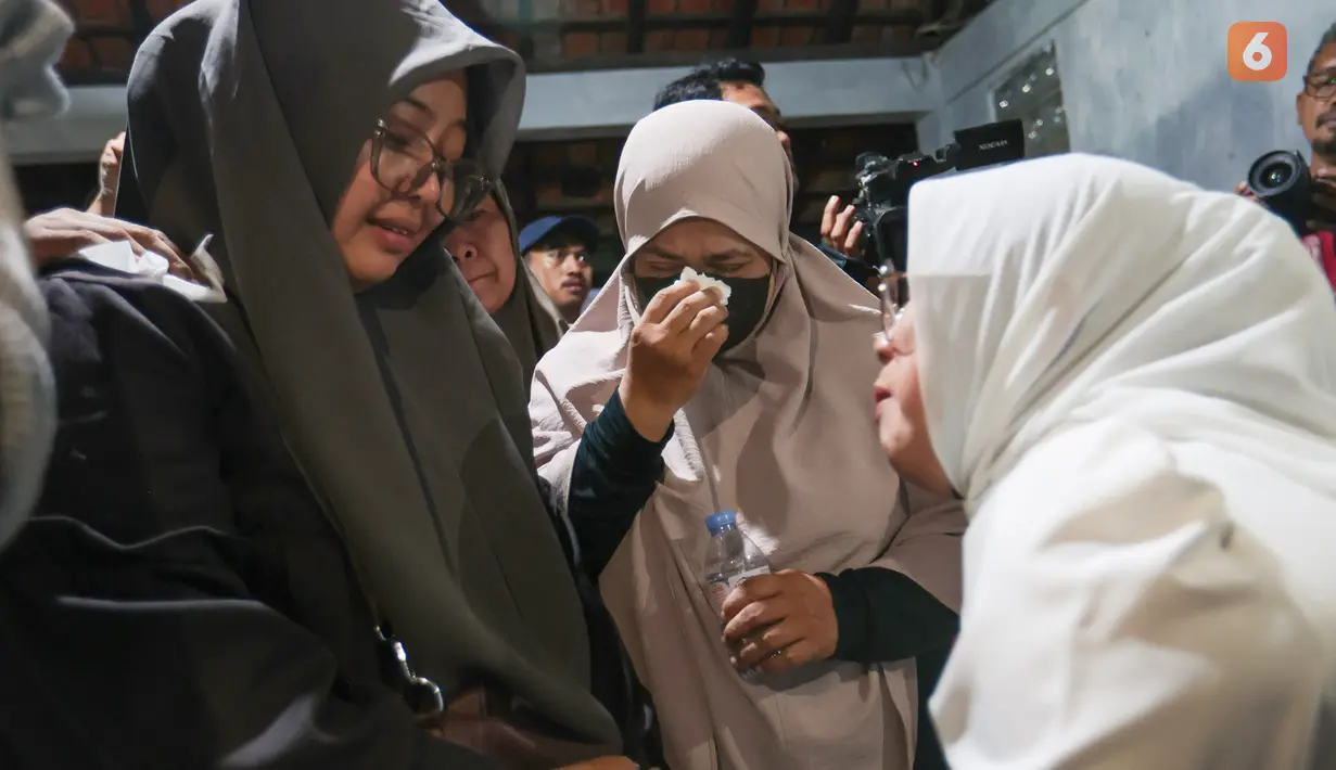 Tangis keluarga pecah saat mendengar keputusan penghentian operasi pencarian lima jurnalis dan tiga kru kapal Arupadhatu 1 di Posko SAR Nasional Carita, Pandeglang, Banten, Kamis (17/9/2026). Operasi SAR dihentikan setelah pencarian selama sepuluh hari belum menemukan tanda keberadaan delapan orang tersebut. (KLY/Budy Santoso)