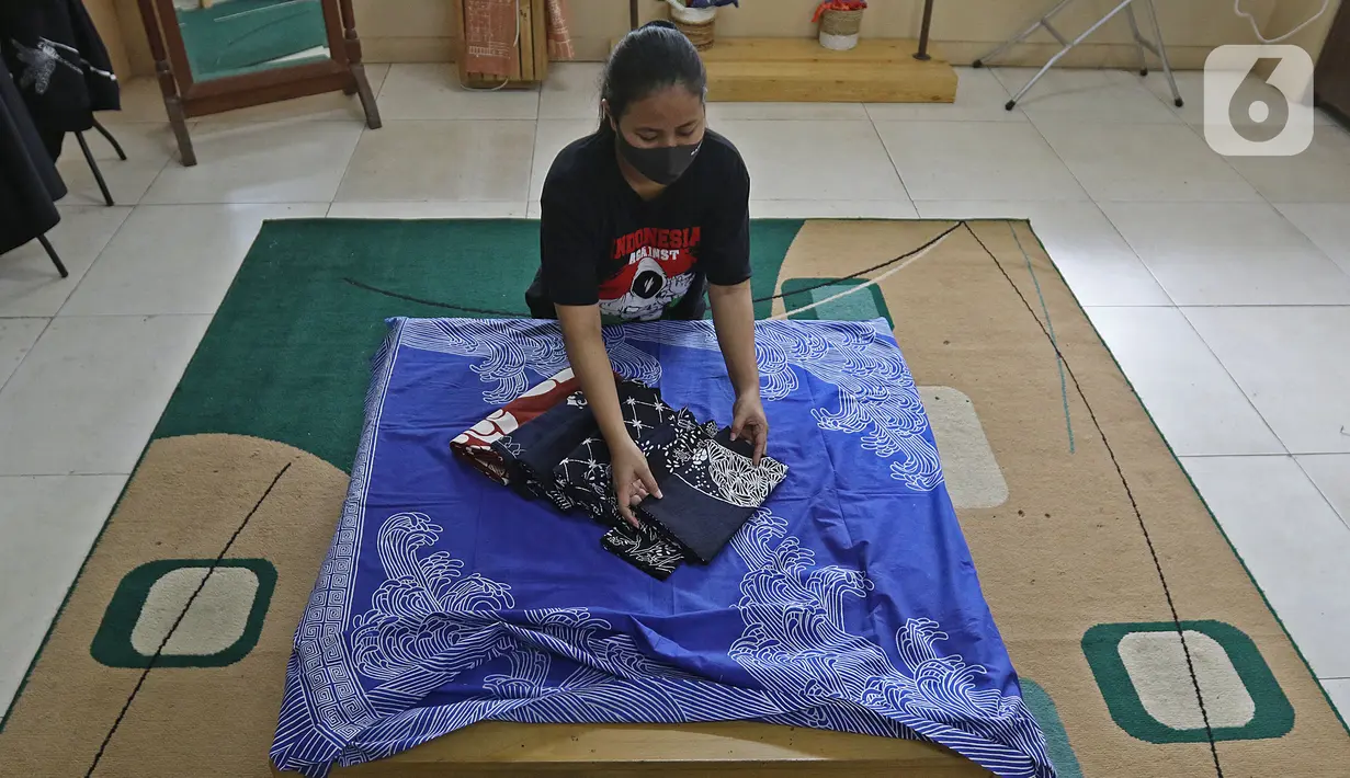 Perajin menyelesaikan salah satu tahapan produksi batik Marunda di Rusunawa Marunda, Jakarta, Selasa (14/7/2020). Batik Marunda memiliki pelanggan tetap yang kerap memesan atau secara online. (Liputan6.com/Herman Zakharia)