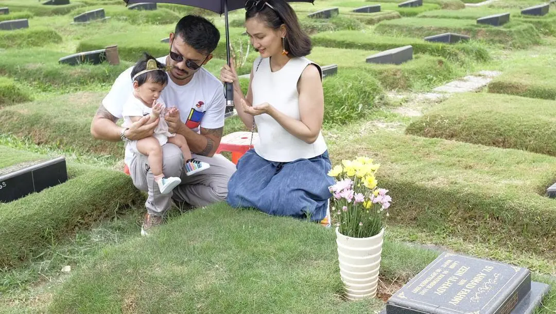 Atiqah Hasiholan dan Rio Dewanto ajak anak ziarah ke makam kakeknya [foto: instagram/riodewanto]