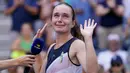 Reaksi Daria Snigur usai mengalahkan Simona Halep pada putaran pertama kejuaraan tenis US Open 2022 di New York, Amerika Serikat, Senin (29/8/2022). Petenis muda asal Ukraina tersebut berhasil mengalahkan Simona Halep dengan skor 6-2, 0-6, 6-4. (AP Photo/Seth Wenig)