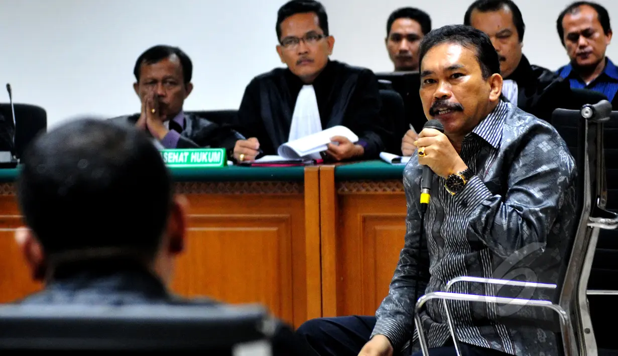 Bupati Tapanuli Tengah nonaktif Raja Bonaran Situmeang memberi keterangan saat menjalani sidang pemeriksaan terdakwa terkait kasus suap sengketa Pilkada Tapteng di Pengadilan Tipikor, Jakarta, Senin (20/4/2015). (Liputan6.com/Andrian M Tunay)