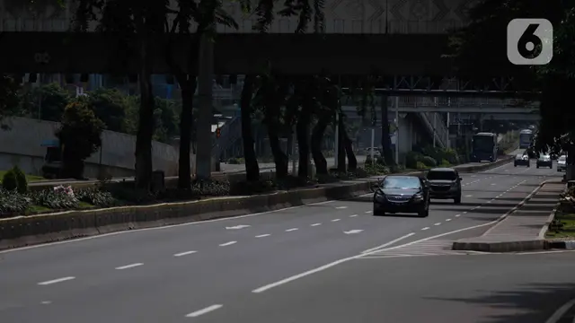 Hari Pertama PSBB, Jalan di Jakarta Lengang