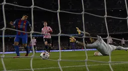 Proses terjadinya gol yang dicetak striker Barcelona, Luis Suarez, ke gawang Athletic Bilbao. Gol perdana La Blaugrana melalui sepakan Suarez ini terjadi pada menit ke-35. (AFP/Lluis Gene)  