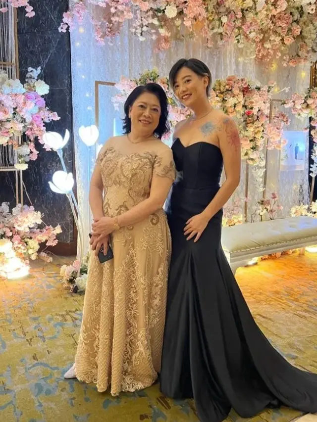 Leony tampil anggun saat kondangan