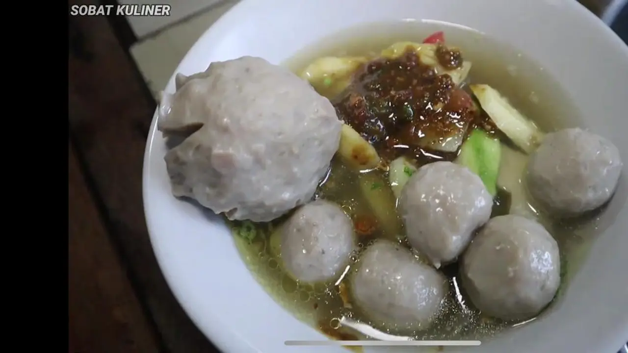 Ada Bakso Dicampur Rujak Buah di Warung Pinggir Jalan Bogor