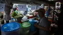 Pedagang menyiapkan dagangannya di Pasar Takjil Benhil, Jakarta, Selasa (13/4/2021). Pasar takjil yang ada setiap bulan Ramadhan tersebut dipadati warga untuk membeli makanan berbuka puasa. (Liputan6.com/Faizal Fanani)