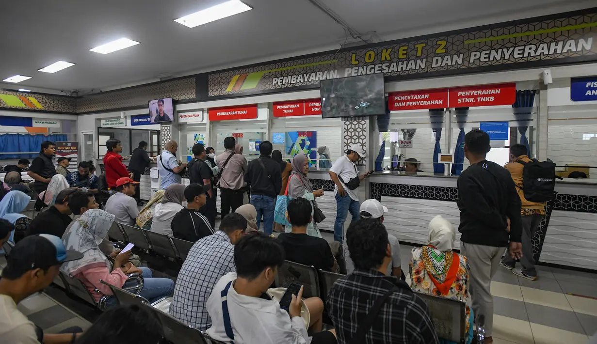 Melalui program ini, warga akan mendapatkan penghapusan denda pajak kendaraan bermotor untuk tahun pajak 2024 dan tahun-tahun sebelumnya. (merdeka.com/Arie Basuki)