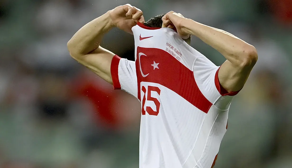 Pada menit ke-43 Turki hampir mengubah keadaan saat bek Mert Muldur memperoleh peluang lewat tembakan kerasnya yang masih bisa dijangkau kiper Yann Sommer lewat skema serangan balik. Skor 2-0 bertahan hingga babak pertama usai. (Foto: AP/Pool/Ozan Kose)