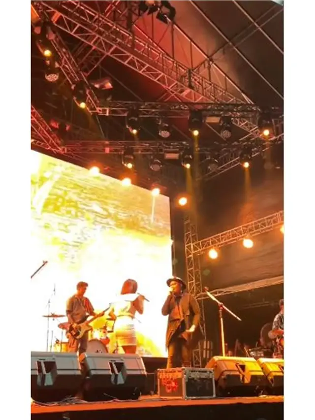 6 Potret Gisel Manggung Bareng Last Child, Nostalgia Duet 'Seluruh Nafas Ini'