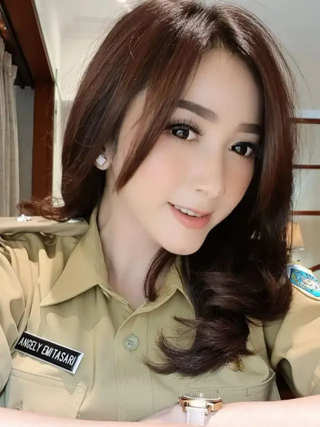 Jadi Kepala Desa, Ini 6 Pesona Angely Emitasari saat Kenakan Seragam Dinas