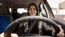 Ekspresi seorang siswa saat mengikuti kursus mengemudi untuk pertama kali di kampus Effat University, di Jeddah, Arab Saudi, (6/3). Kursus mengemudi ini disponsori oleh Ford Motor. (AP Photo/Amr Nabil)