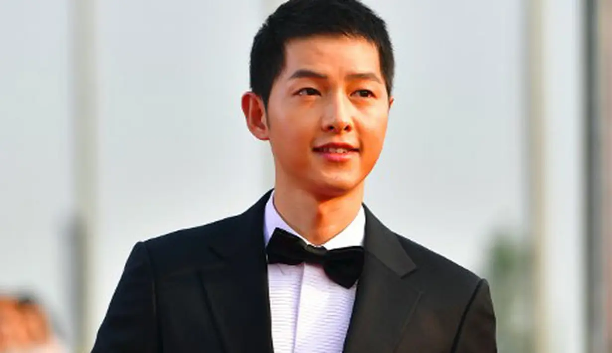 Baru sekitar satu pekan lebih Song Joong Ki resmimenikahi Song Hye Kyo, secara otomatis dirinya belum menjalankan kegiatan apapun yang ada hubungannya dengan karier Song Joong Ki  di dunia hiburan. (AFP/Jung Yeon-Je)