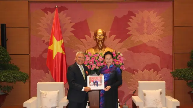 Dubes Ibnu Hadi dan Ketua Majelis Nasional Vietnam YM Madam Nguyen Thi Kim Ngan di Gedung Majelis Nasional, Hanoi.