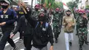 Marinir AL saat menghalau massa usai terjadi pelemparan batu di Jalan MH, Thamrin, Jakarta, Selasa (13/10/2020). Massa pengunjuk rasa yang menolak Omnibus Law UU Cipta Kerja akhirnya dibubarkan aparat. (merdeka.com/Arie Basuki)