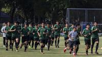 Para pemain Timnas Indonesia U-19 melakukan pemanasan saat latihan di Lapangan ABC Senayan, Jakarta, Selasa (18/9/2018). Latihan ini merupakan persiapan jelang Piala AFC U-19. (Bola.com/Vitalis Yogi Trisna)
